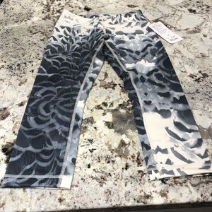 Lululemon Wunder Under crop size 6